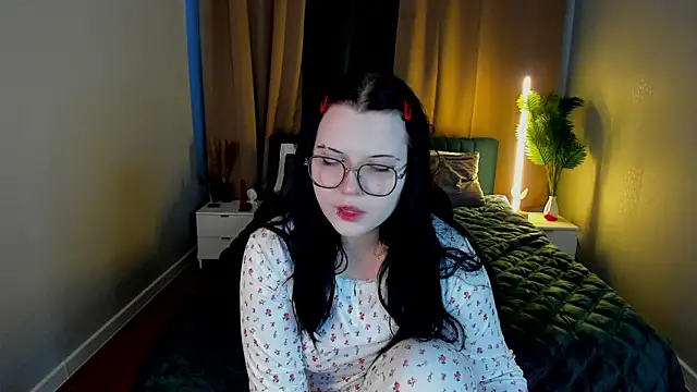 Snapshot of Kira_G0ld chatting on February 2026 01:06:01 AM Kira G0ld online show from February 2026 01:06:01 AM