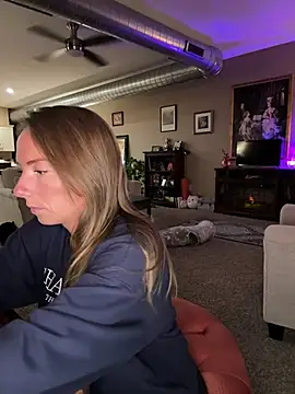 Snapshot of mooviebaby chatting on February 2026 01:26:01 AM mooviebaby online show from February 2026 01:26:01 AM