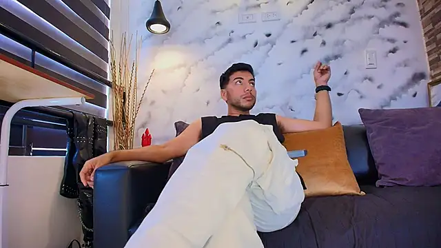 Snapshot of Max_Hornye chatting on February 2026 06:37:02 PM Max Hornye online show from February 2026 06:37:02 PM