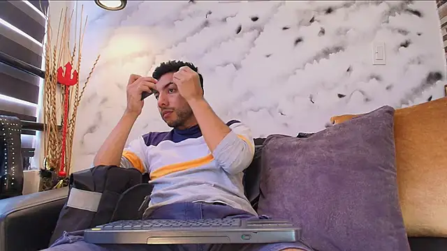 Snapshot of Max_Hornye chatting on February 2026 06:49:02 PM Max Hornye online show from February 2026 06:49:02 PM