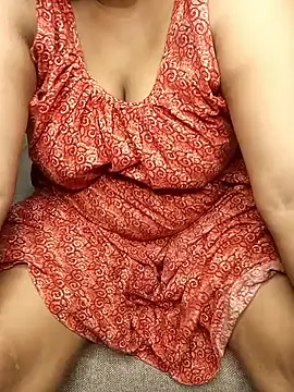 Snapshot of R_Queen chatting on April 2026 02:01:02 PM R Queen online show from April 2026 02:01:02 PM