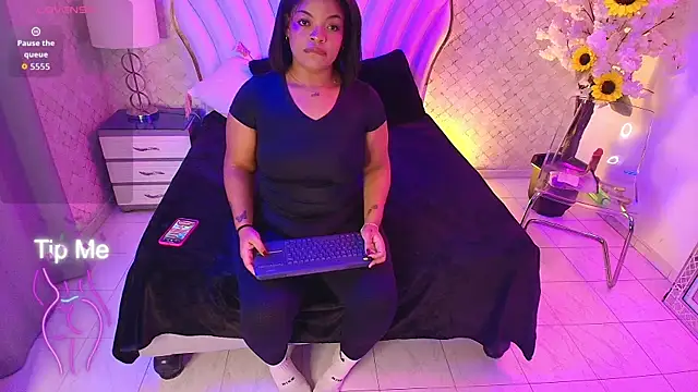 Snapshot of YazminJenner chatting on June 2026 05:27:01 AM YazminJenner online show from June 2026 05:27:01 AM