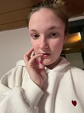 ViviLuu online show from April 2026 08:04:01 PM