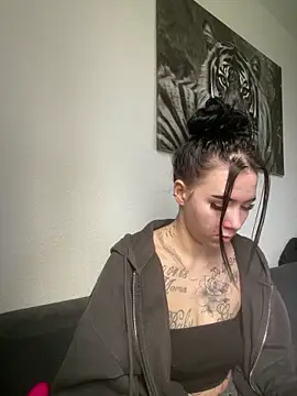 zoeelovee online show from February 2026 07:51:02 AM