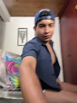 Snapshot of MaxParker21 chatting on March 2026 04:42:01 PM MaxParker21 online show from March 2026 04:42:01 PM