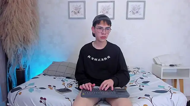 Snapshot of Demian_Hush chatting on February 2026 07:17:02 PM Demian Hush online show from February 2026 07:17:02 PM