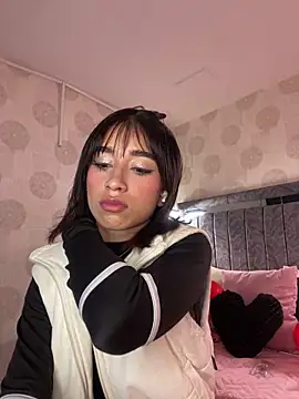 Snapshot of alahia_pink chatting on February 2026 01:11:02 AM alahia pink online show from February 2026 01:11:02 AM