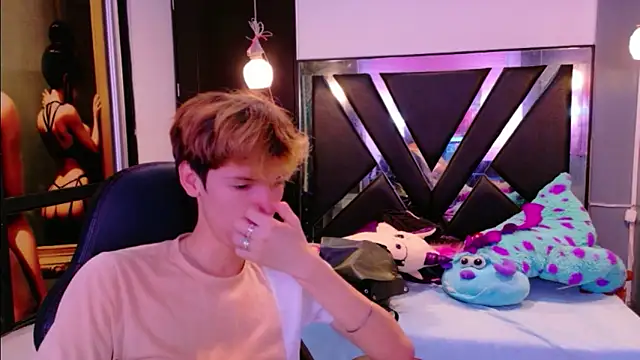 Snapshot of Liam_Green1 chatting on February 2026 12:10:02 PM Liam Green1 online show from February 2026 12:10:02 PM