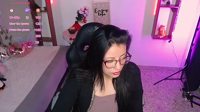 Snapshot of QueenRose94 chatting on March 2026 01:03:02 PM QueenRose94 online show from March 2026 01:03:02 PM