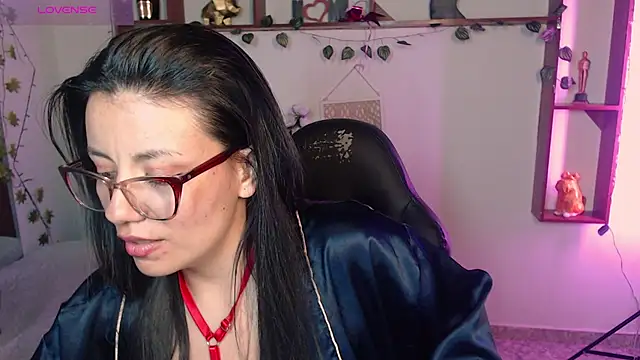 Snapshot of QueenRose94 chatting on April 2026 01:41:01 PM QueenRose94 online show from April 2026 01:41:01 PM