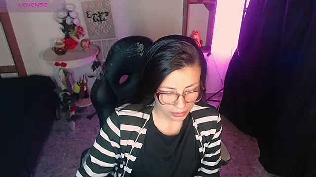 Snapshot of QueenRose94 chatting on April 2026 11:22:02 AM QueenRose94 online show from April 2026 11:22:02 AM