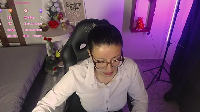 Snapshot of QueenRose94 chatting on April 2026 12:43:02 PM QueenRose94 online show from April 2026 12:43:02 PM