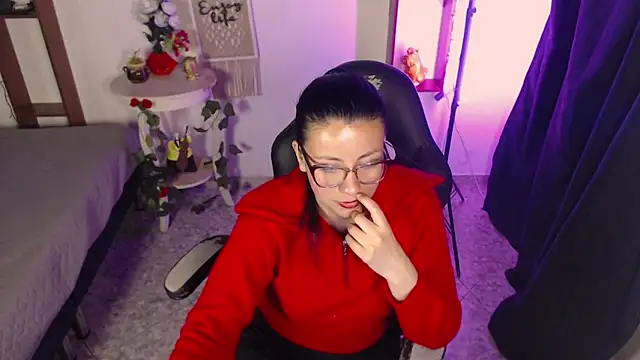 Snapshot of QueenRose94 chatting on April 2026 01:38:02 PM QueenRose94 online show from April 2026 01:38:02 PM