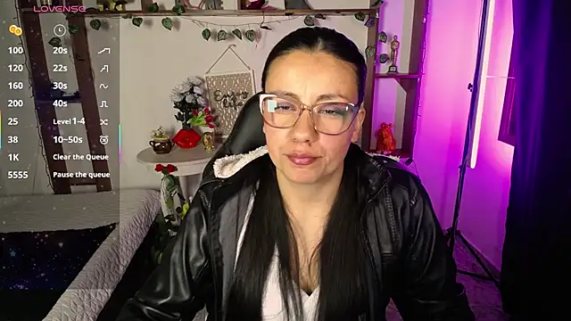 Snapshot of QueenRose94 chatting on April 2026 12:56:01 PM QueenRose94 online show from April 2026 12:56:01 PM