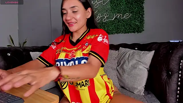 Snapshot of danielebeck chatting on February 2026 07:10:01 PM danielebeck online show from February 2026 07:10:01 PM