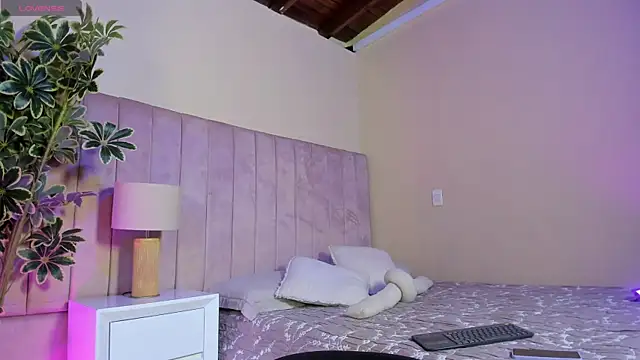 Snapshot of Ashley_Beaomunt chatting on April 2026 11:22:02 AM Ashley Beaomunt online show from April 2026 11:22:02 AM