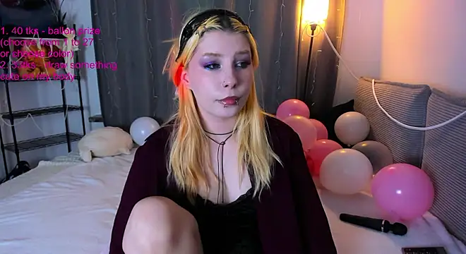 Snapshot of WarmAtEdges chatting on February 2026 02:35:01 PM WarmAtEdges online show from February 2026 02:35:01 PM