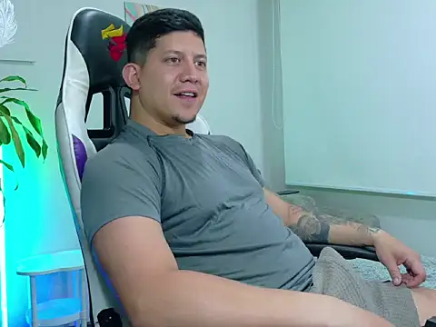 Snapshot of _robertobaggioo chatting on February 2026 12:44:02 PM robertobaggioo online show from February 2026 12:44:02 PM