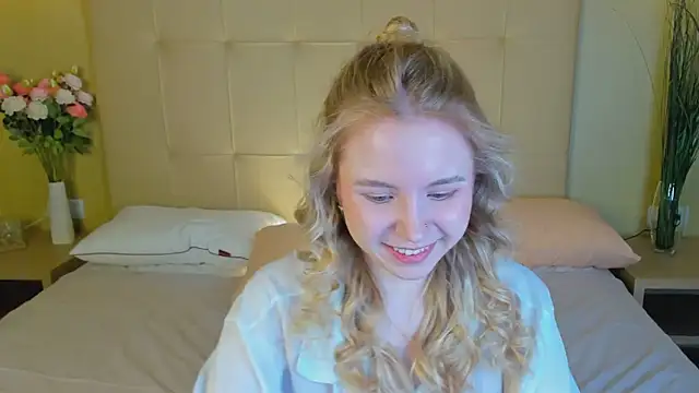 Snapshot of Linda__Bloom chatting on March 2026 01:09:01 AM Linda Bloom online show from March 2026 01:09:01 AM