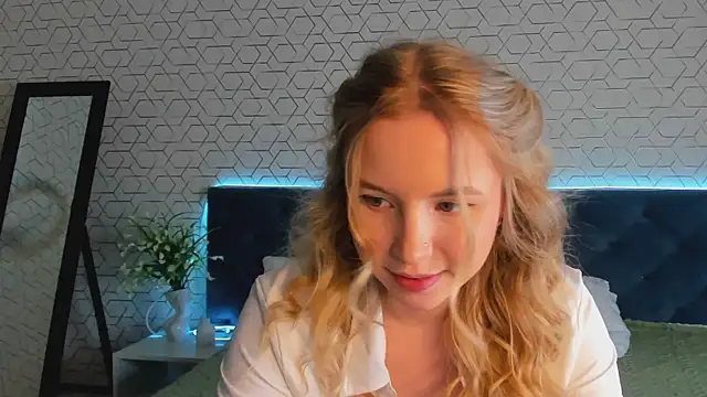 Snapshot of Linda__Bloom chatting on March 2026 02:50:01 AM Linda Bloom online show from March 2026 02:50:01 AM