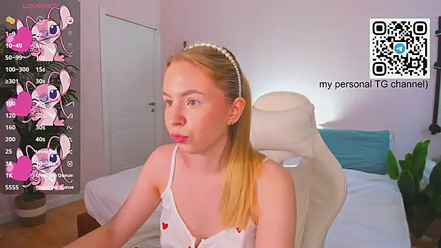 Snapshot of Linda__Bloom chatting on April 2026 01:06:02 AM Linda Bloom online show from April 2026 01:06:02 AM