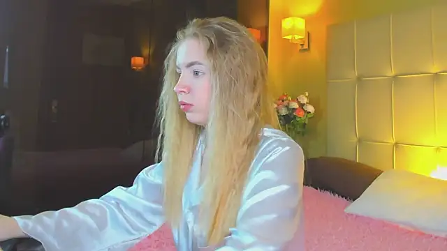 Snapshot of Linda__Bloom chatting on April 2026 01:03:01 AM Linda Bloom online show from April 2026 01:03:01 AM