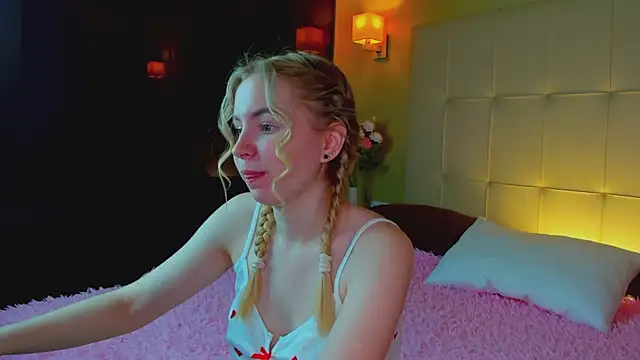 Snapshot of Linda__Bloom chatting on April 2026 01:11:01 AM Linda Bloom online show from April 2026 01:11:01 AM