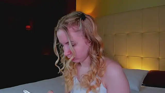 Snapshot of Linda__Bloom chatting on April 2026 01:11:02 AM Linda Bloom online show from April 2026 01:11:02 AM