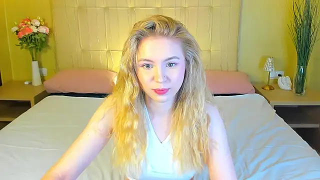 Snapshot of Linda__Bloom chatting on May 2026 01:00:02 AM Linda Bloom online show from May 2026 01:00:02 AM