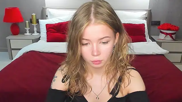 Snapshot of Violetta__Dreams chatting on June 2026 06:24:02 PM Violetta Dreams online show from June 2026 06:24:02 PM