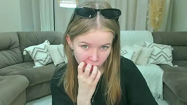 Snapshot of Violetta__Dreams chatting on June 2026 04:14:02 AM Violetta Dreams online show from June 2026 04:14:02 AM