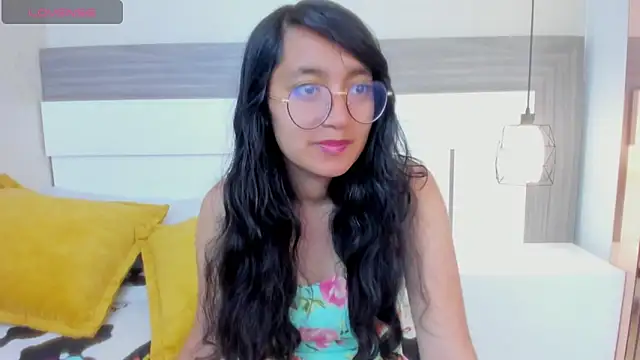 Snapshot of Emilyblussh chatting on February 2026 01:12:02 PM Emilyblussh online show from February 2026 01:12:02 PM