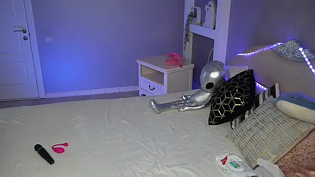 Snapshot of AlisMil chatting on February 2026 10:22:02 AM AlisMil online show from February 2026 10:22:02 AM