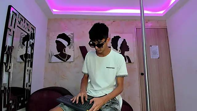 Snapshot of KITTY_BOSH chatting on February 2026 01:20:01 PM KITTY BOSH online show from February 2026 01:20:01 PM