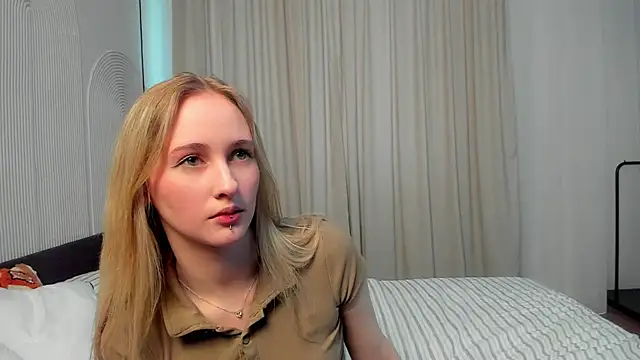 Snapshot of TraceeRebollar chatting on March 2026 12:33:02 PM TraceeRebollar online show from March 2026 12:33:02 PM