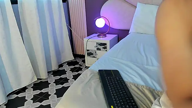 PerlaRogerss  online show from April 2026 11:29:02 AM