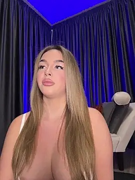 Snapshot of SelenneDreams chatting on February 2026 05:02:01 PM SelenneDreams online show from February 2026 05:02:01 PM