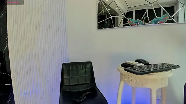 Snapshot of Violette_0 chatting on February 2026 10:11:02 PM Violette 0 online show from February 2026 10:11:02 PM