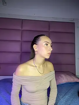 Snapshot of Sophiie_18 chatting on February 2026 12:12:01 PM Sophiie 18 online show from February 2026 12:12:01 PM