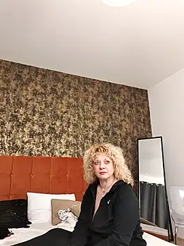 Snapshot of LaireeFelini chatting on February 2026 07:04:01 PM LaireeFelini online show from February 2026 07:04:01 PM