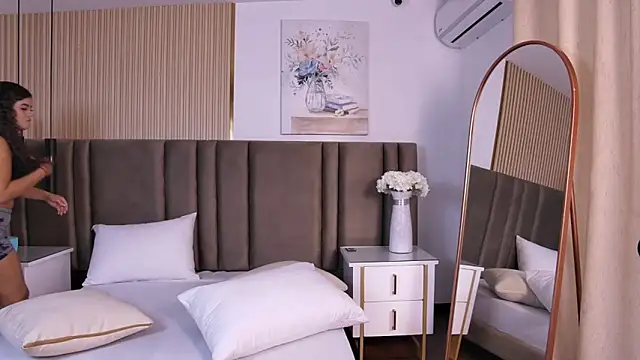 Snapshot of Lorenn_Sweet chatting on April 2026 11:47:02 AM Lorenn Sweet online show from April 2026 11:47:02 AM