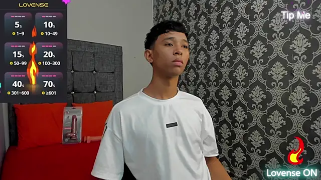 Snapshot of Little_Twink19x chatting on June 2026 07:25:01 PM Little Twink19x online show from June 2026 07:25:01 PM