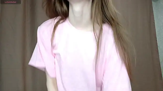 Snapshot of LeslieShay chatting on February 2026 05:33:01 PM LeslieShay online show from February 2026 05:33:01 PM