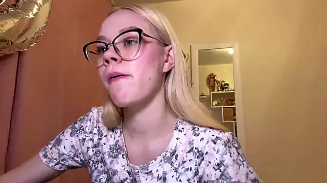 MiaCashe online show from April 2026 03:27:02 PM