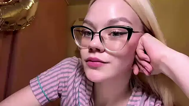 MiaCashe online show from April 2026 03:46:02 PM