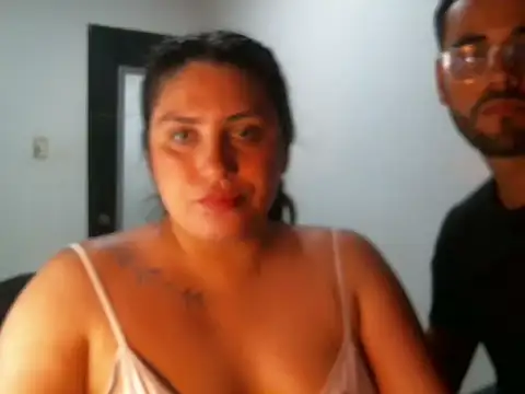 Snapshot of lia_and_cris chatting on February 2026 01:47:02 AM lia and cris online show from February 2026 01:47:02 AM