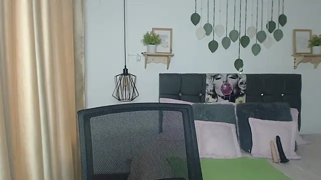 Emma hassani online show from April 2026 02:02:02 PM