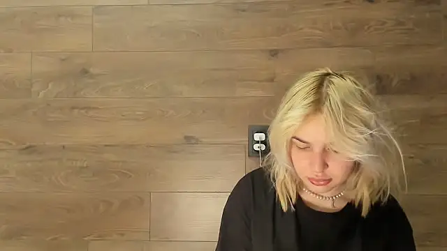 Snapshot of AmmyLuu chatting on June 2026 10:17:02 AM AmmyLuu online show from June 2026 10:17:02 AM