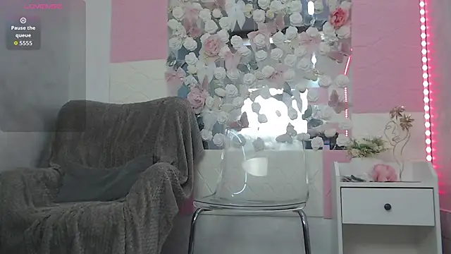 Snapshot of EmberLuna_ chatting on June 2026 06:29:01 AM EmberLuna online show from June 2026 06:29:01 AM