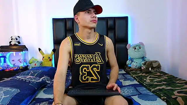 Snapshot of Dereek_Hot chatting on February 2026 09:36:02 PM Dereek Hot online show from February 2026 09:36:02 PM